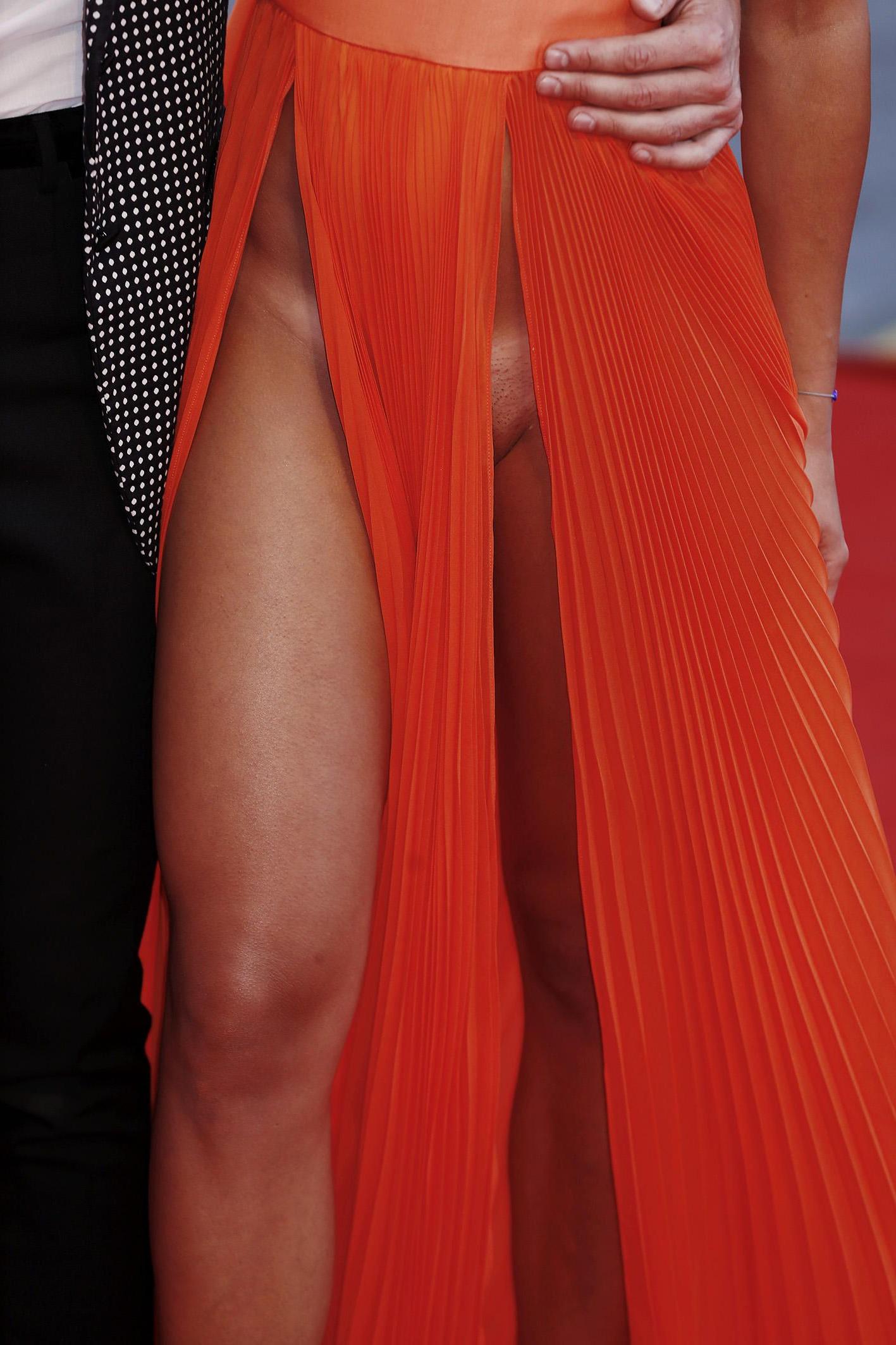 7P Giulia Salemi Upskirt Photos