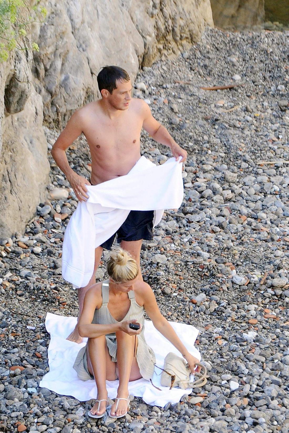 6P Nicky Hilton Upskirt Photos
