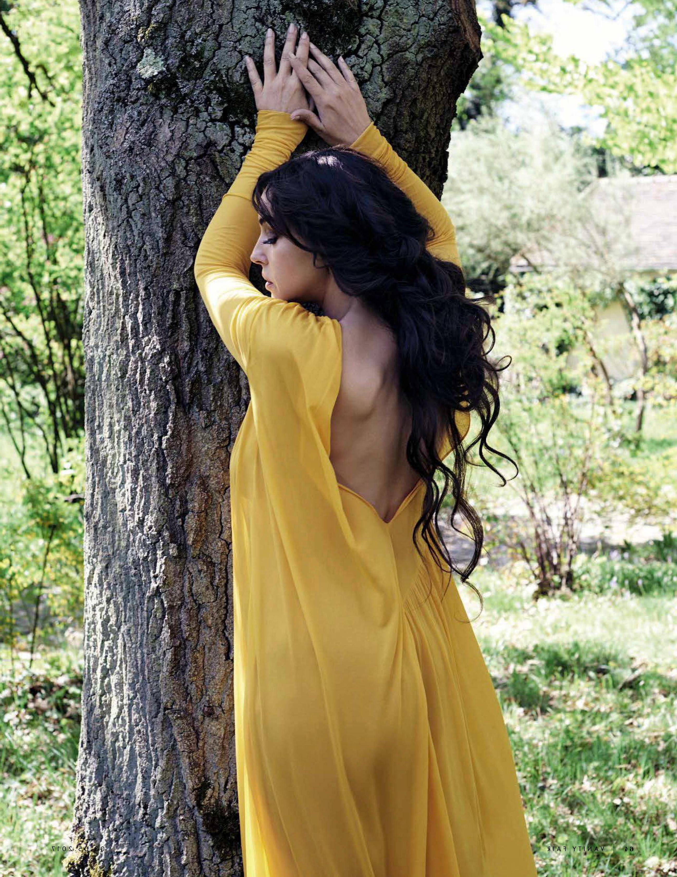 12P Monica Bellucci Shows Her Nipples And Looks MILFy