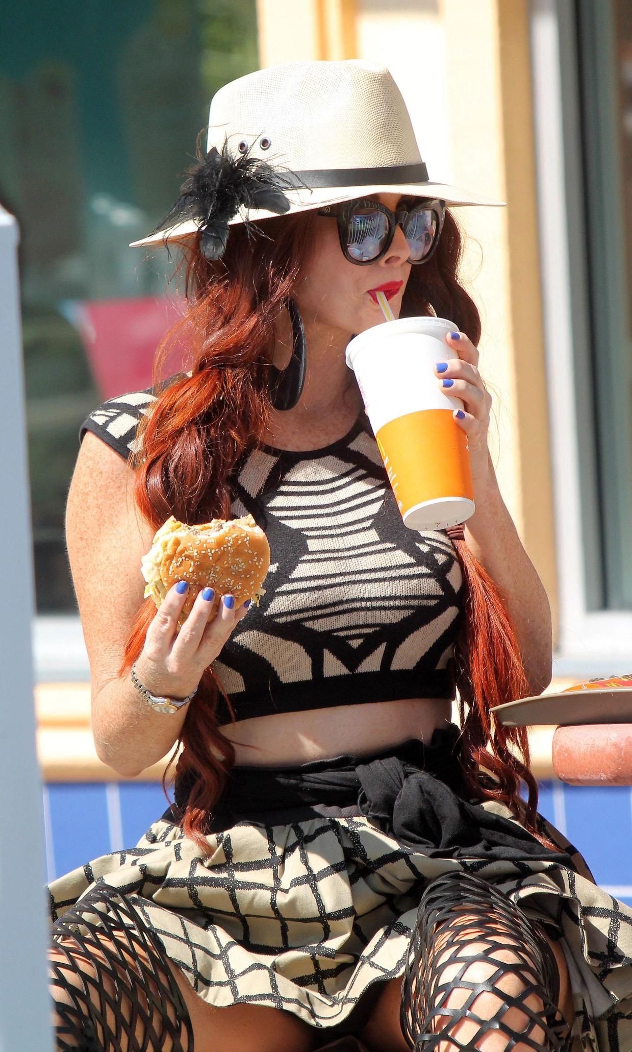 8P Phoebe Price Upskirt Photos