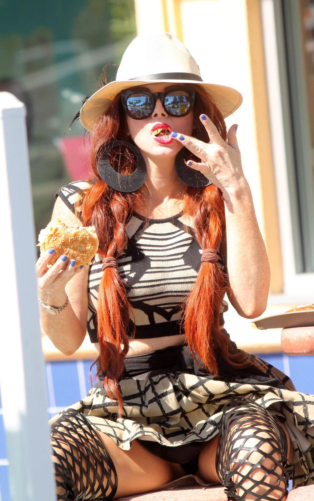 8P Phoebe Price Upskirt Photos