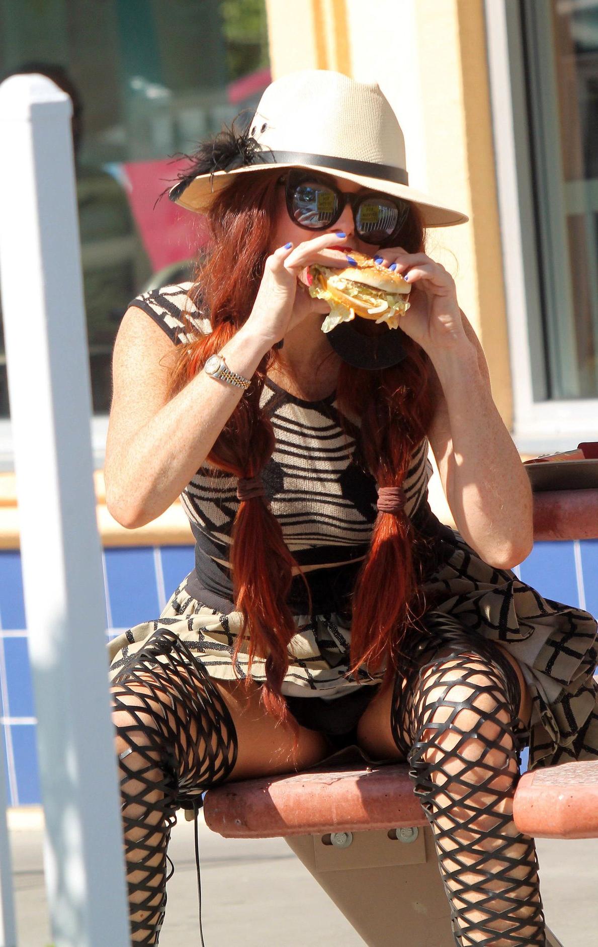 8P Phoebe Price Upskirt Photos