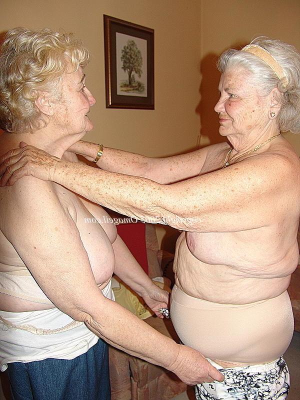 25P Granny having fun with granny