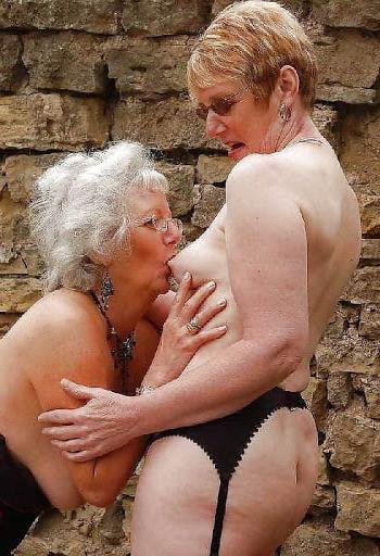 25P Granny having fun with granny