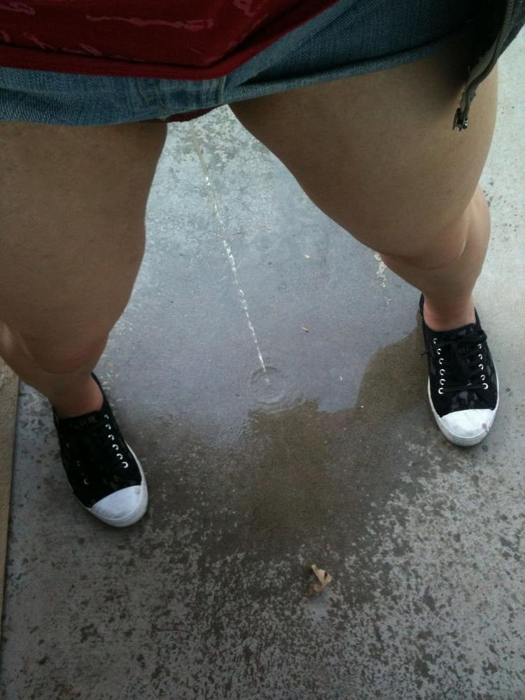 24P Pissing women 4