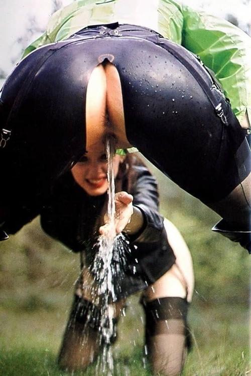 24P Pissing women 4