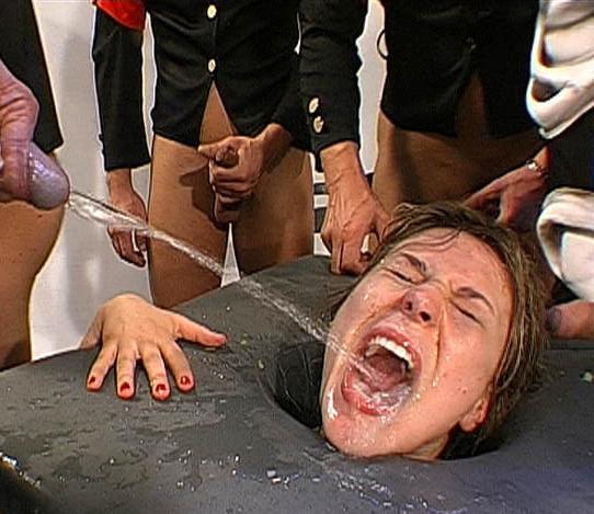 24P Pissing women 4