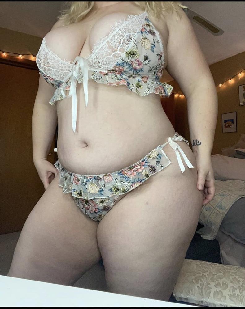 23P Voluptuous Women