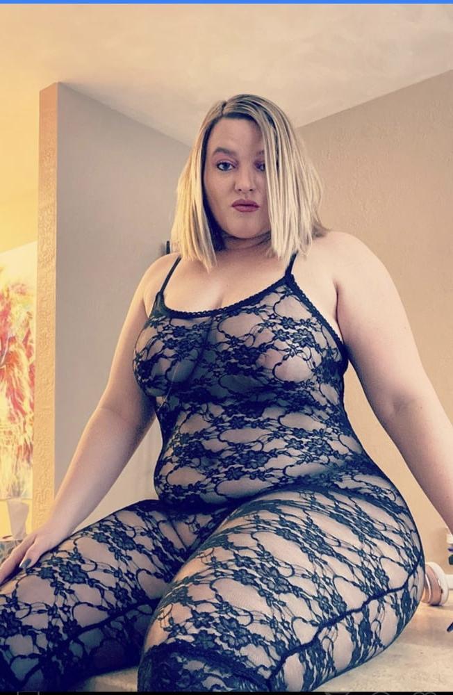 23P Voluptuous Women