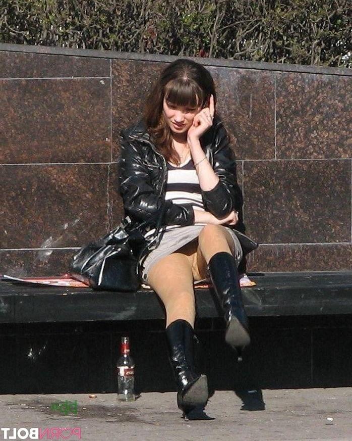 25P Upskirt pics - no panties