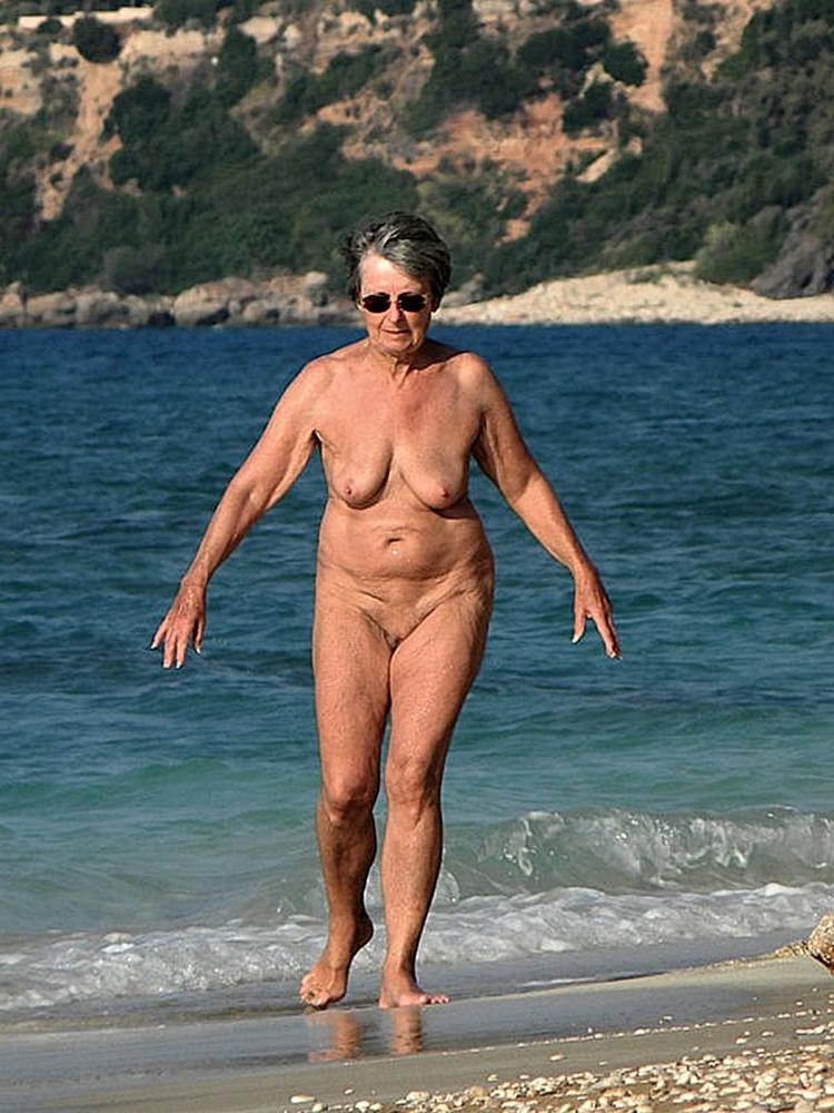 25P Grd-Ma Exib Plein-Air -02- Granny Outdoor Exhibitionists