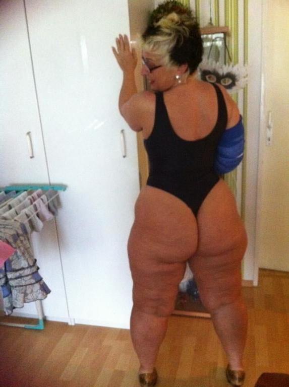 25P Hot old granny arses