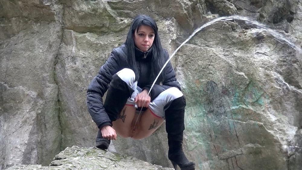 25P Pissing Women