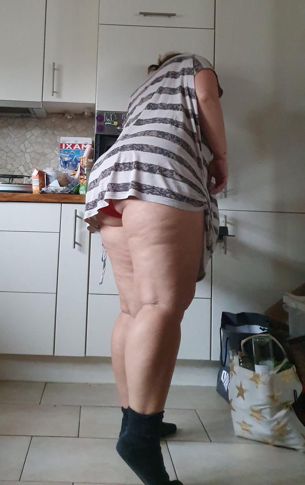 5P My wifes upskirt ass