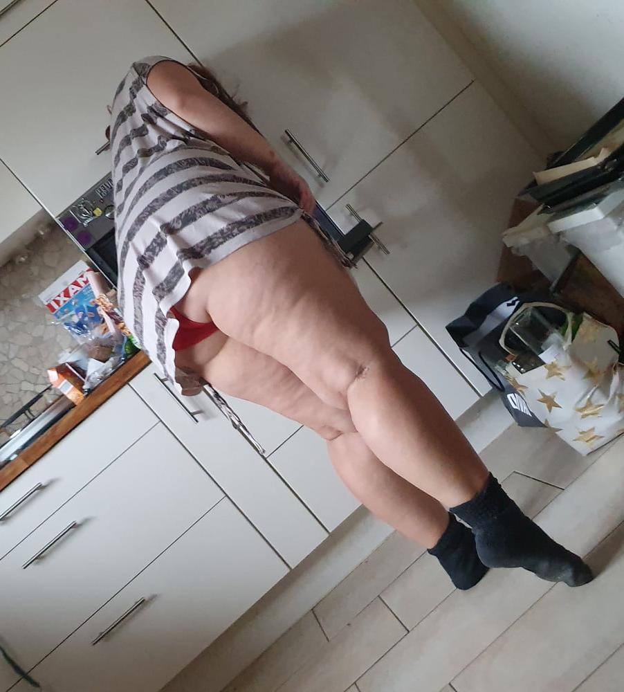 5P My wifes upskirt ass
