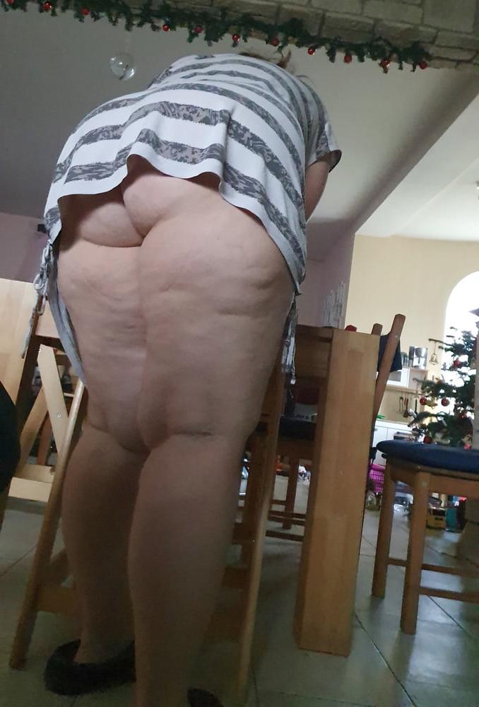 5P My wifes upskirt ass