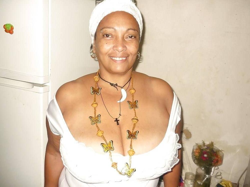 23P Exposed granny