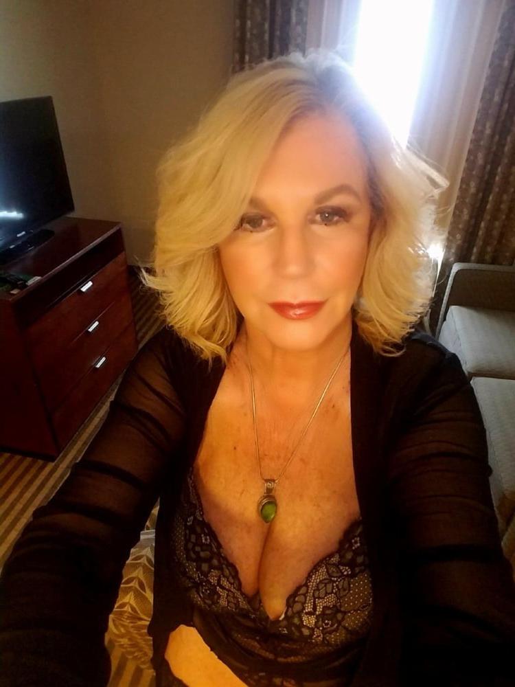 13P Busty blonde granny selfies