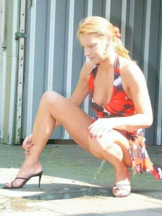 25P Hot &amp; Sexy Pissing Girls