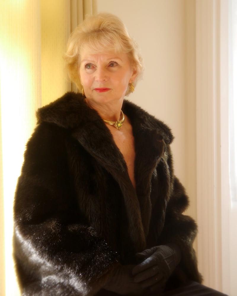19P Hot Blonde granny is elegance personified