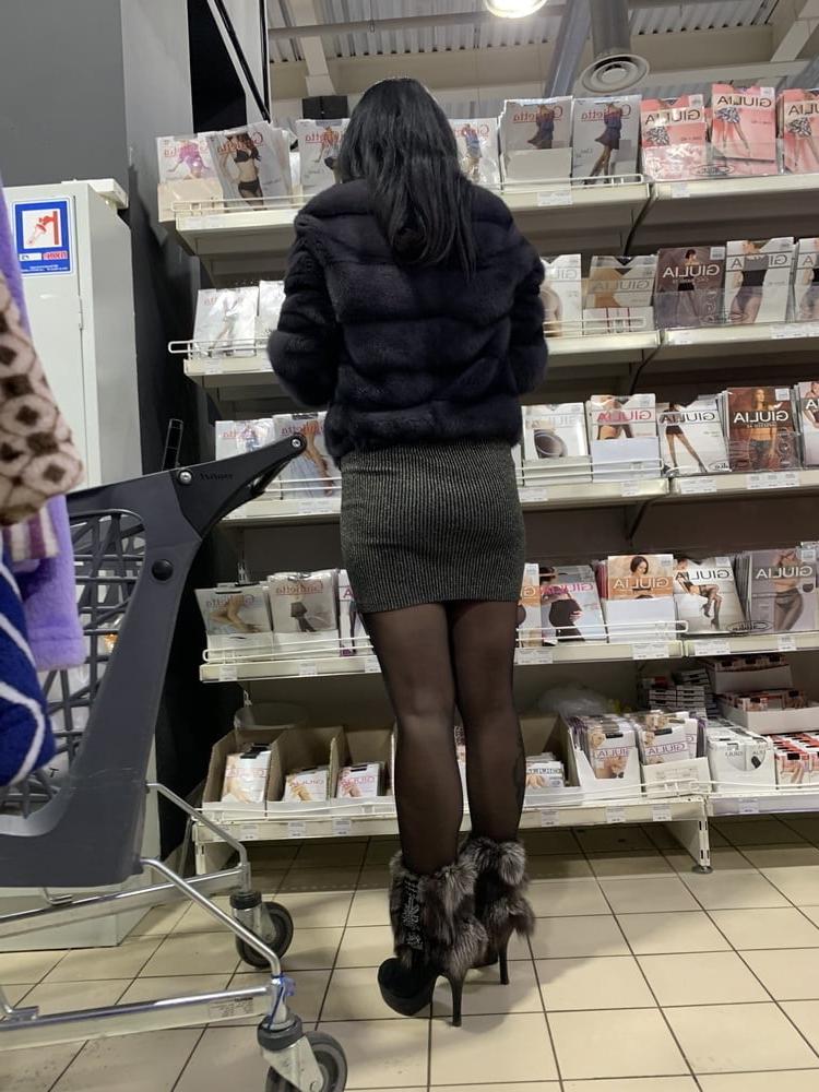 10P Upskirt Nice ass.