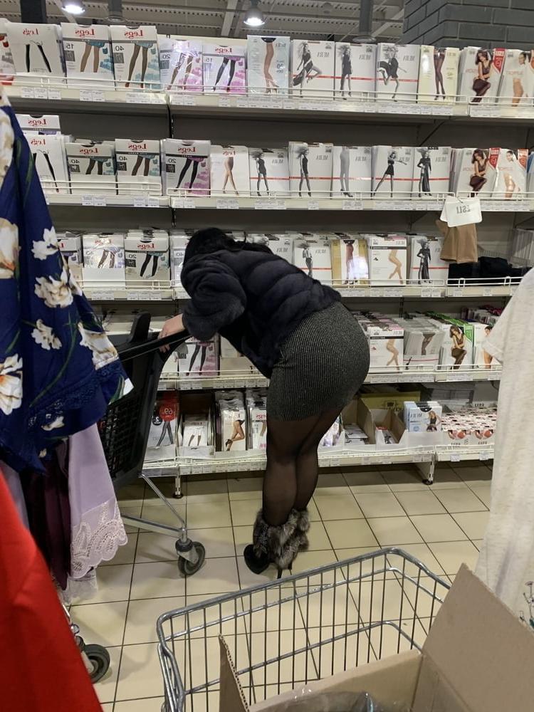 10P Upskirt Nice ass.