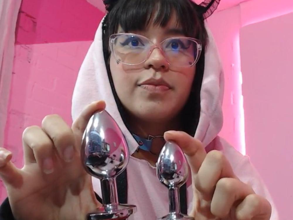 17P Asian Camgirl With Glasses (Nerd, geek, Japanese, anal, cam)