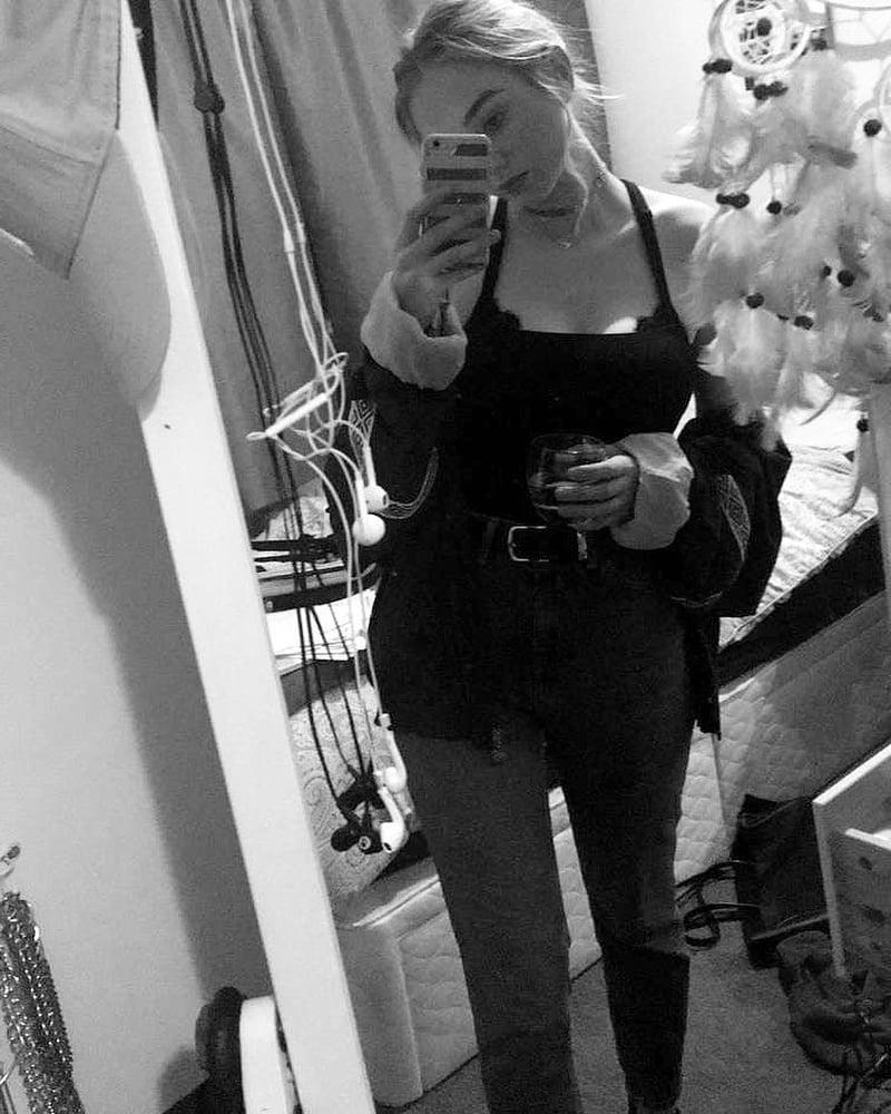 25P Hot girl non nude