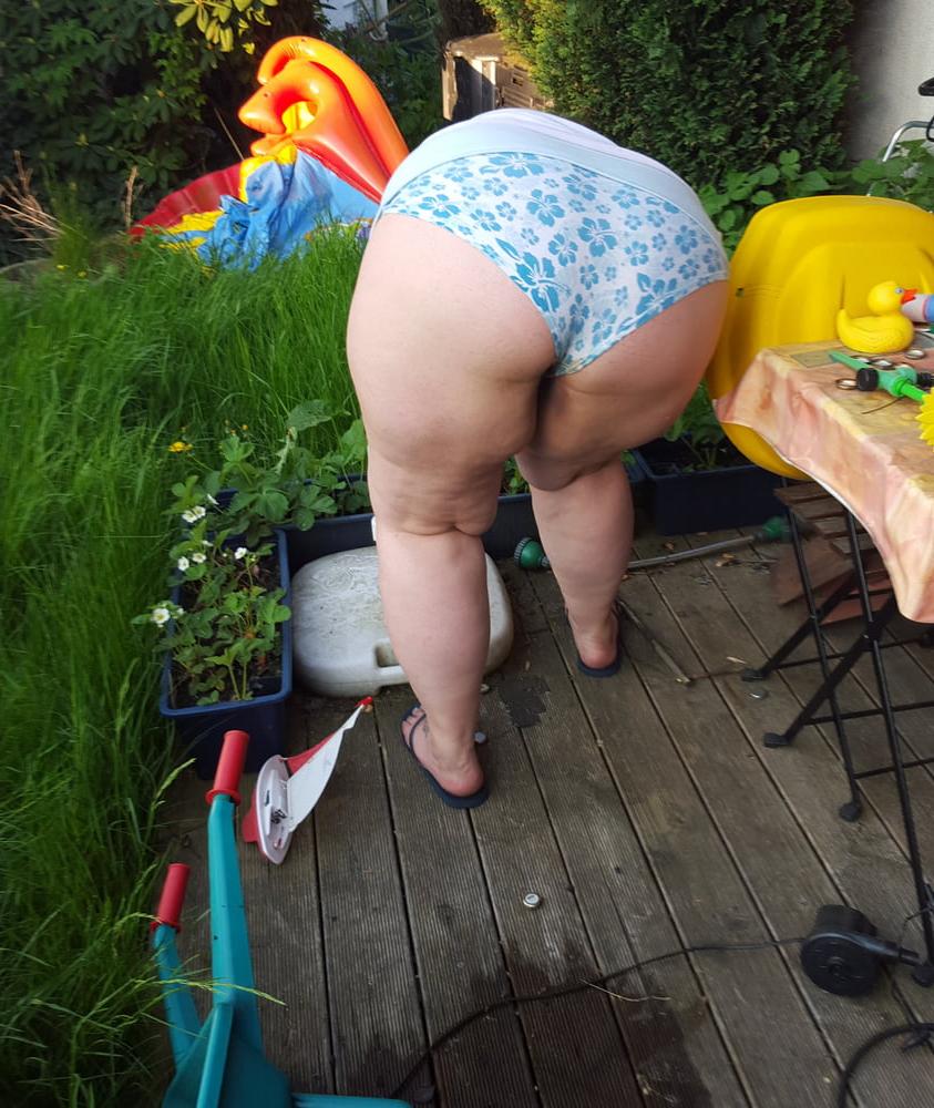 10P My BBW wife in the garden