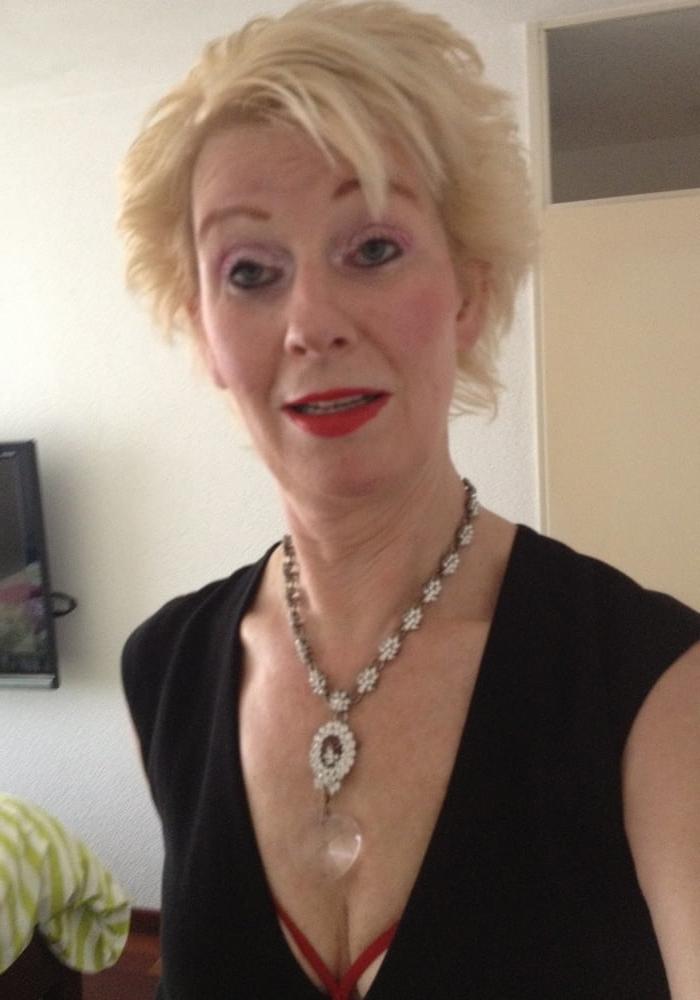 19P Do gentlemen prefer granny blondes?