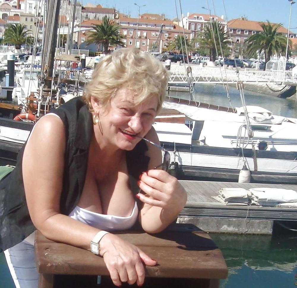19P Do gentlemen prefer granny blondes?