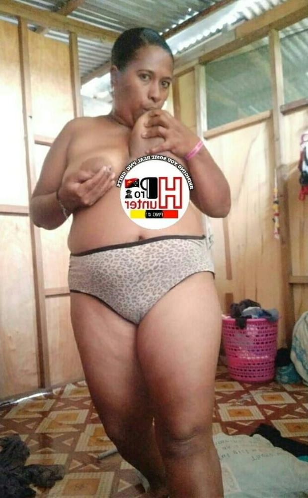 25P Tick PNG BBW posing
