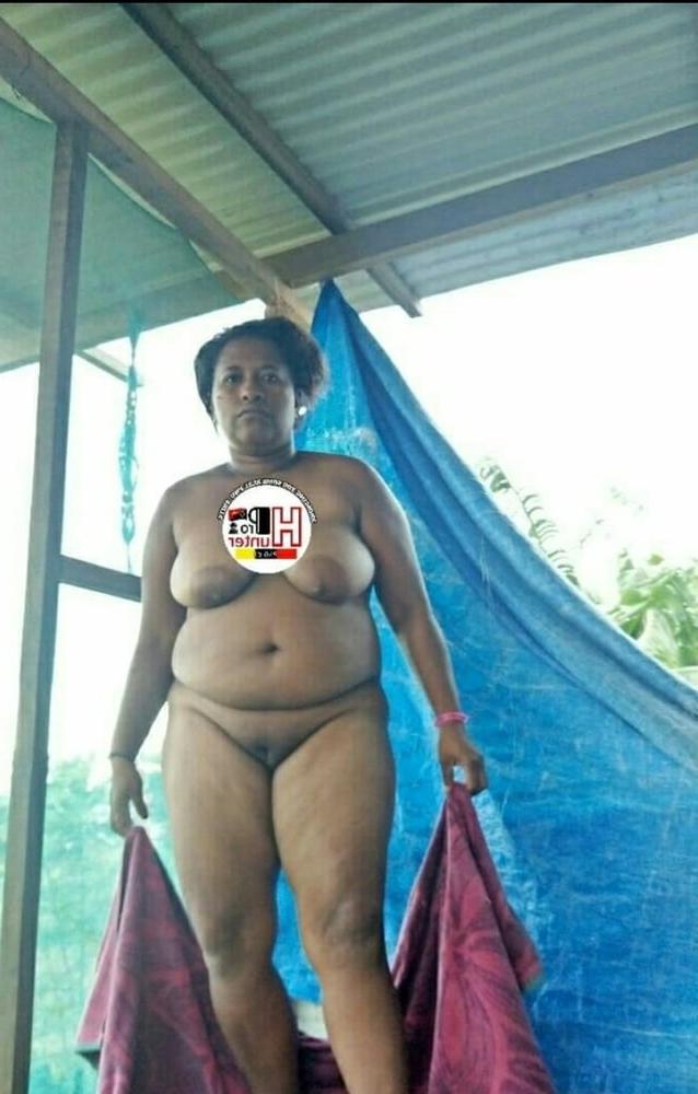 25P Tick PNG BBW posing