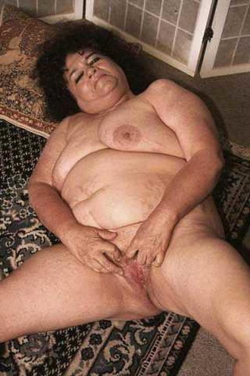 23P Dark haired Plump granny spreading