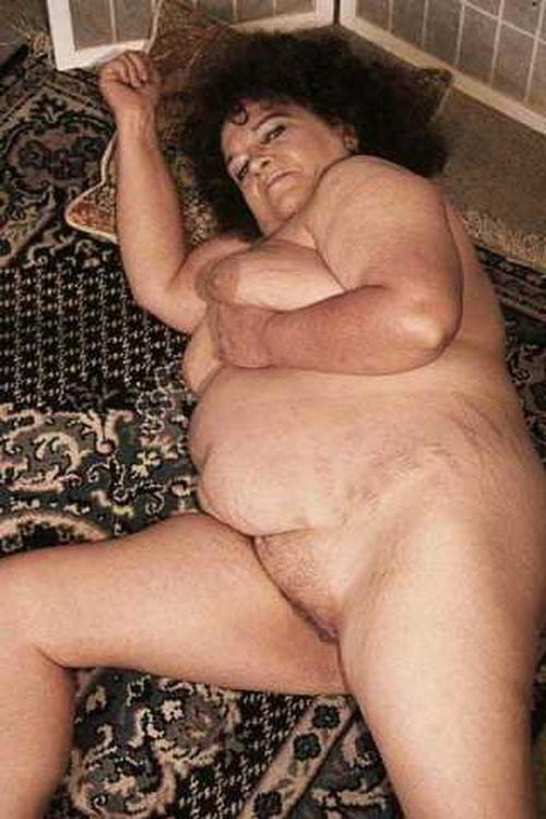 23P Dark haired Plump granny spreading