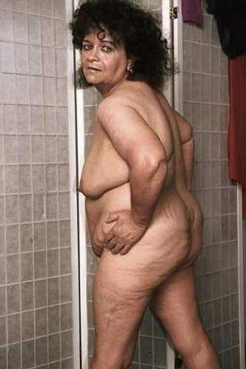23P Dark haired Plump granny spreading