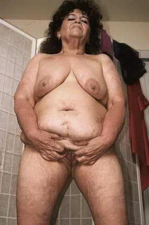 23P Dark haired Plump granny spreading