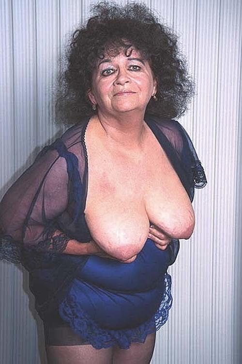23P Dark haired Plump granny spreading
