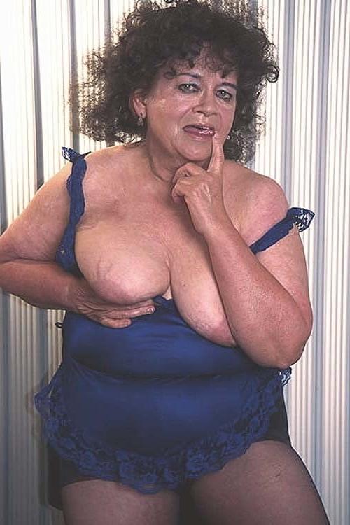 23P Dark haired Plump granny spreading