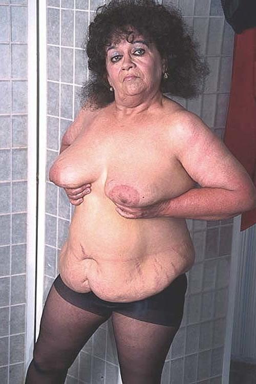 23P Dark haired Plump granny spreading