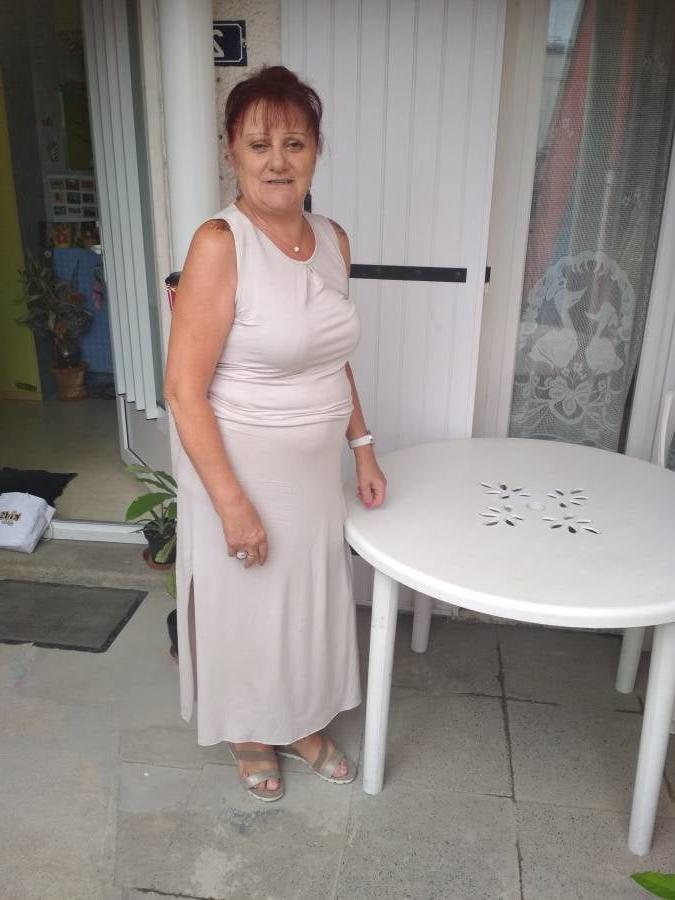 25P granny candid sexy in skirt