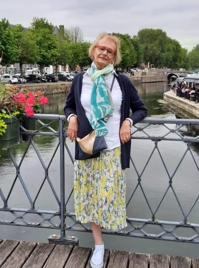25P granny candid sexy in skirt