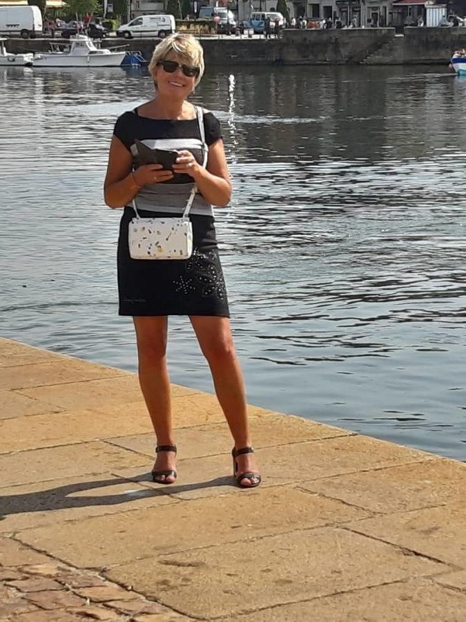 25P granny candid sexy in skirt