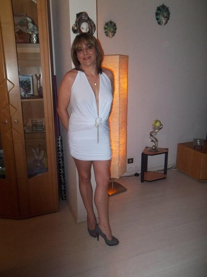 25P granny candid sexy in skirt
