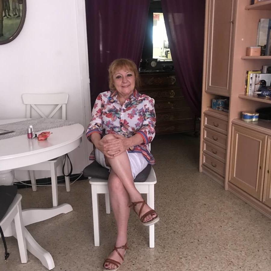 25P granny candid sexy in skirt