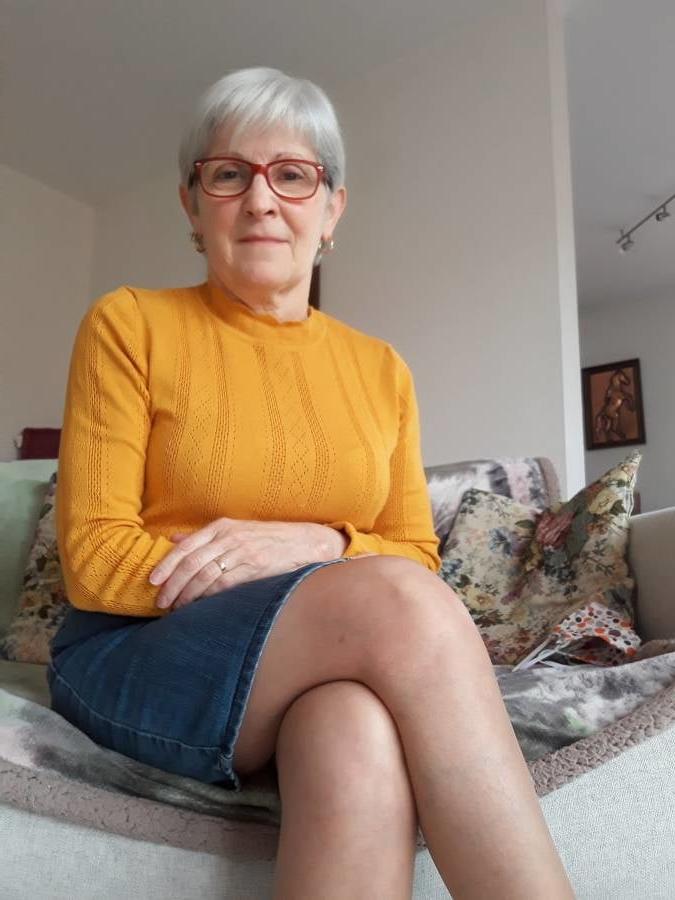 25P granny candid sexy in skirt