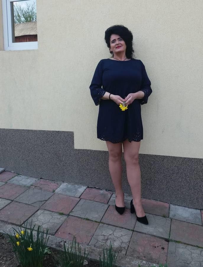 25P granny candid sexy in skirt