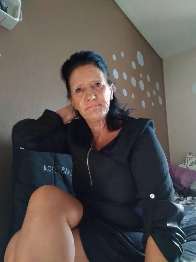 25P granny candid sexy in skirt