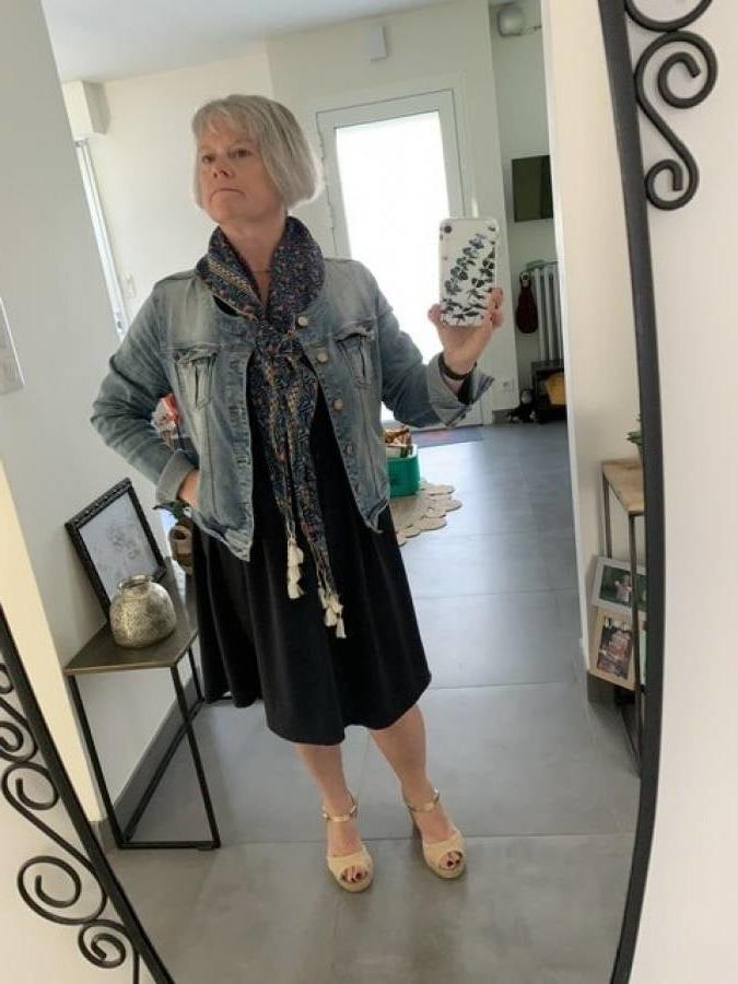 25P granny candid sexy in skirt