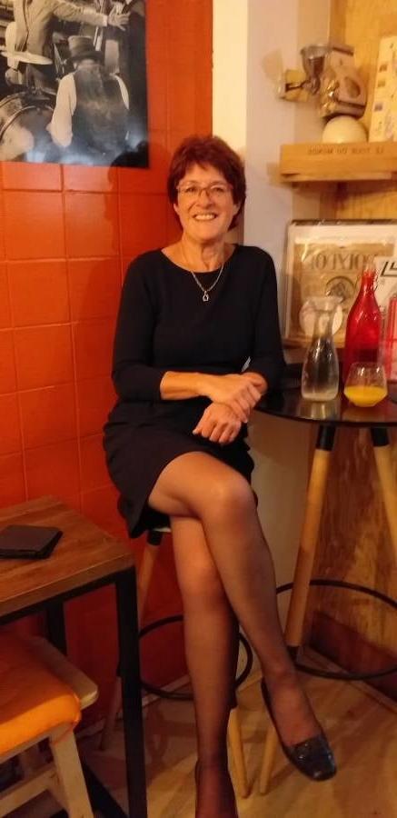 25P granny candid sexy in skirt